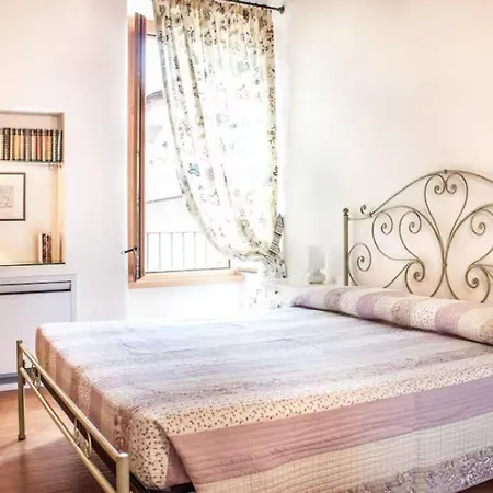 Torre Del Barbarossa Foresteria マンデッロ・デル・ラーリオ