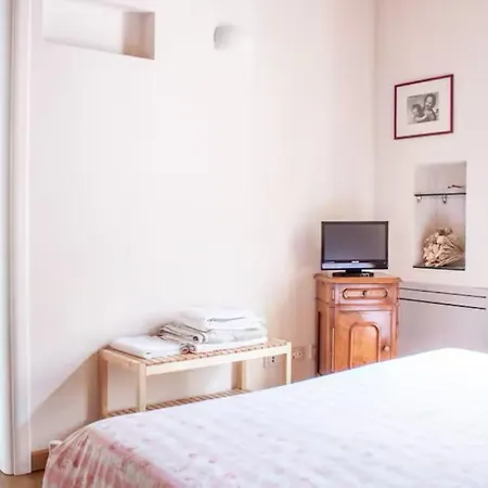 לינה וארוחת בוקר Torre Del Barbarossa Foresteria מנדלו דל לאריו