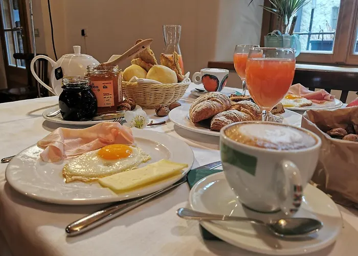 Torre Del Barbarossa Foresteria Couette-café Mandello del Lario