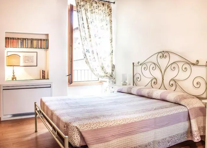 Torre Del Barbarossa Foresteria Манделло-дель-Ларио