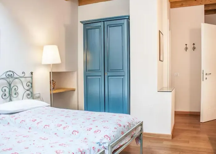 Torre Del Barbarossa Foresteria Манделло-дель-Ларио