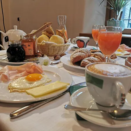 Torre Del Barbarossa Foresteria Bed & Breakfast Mandello del Lario