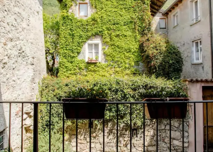 Torre Del Barbarossa Foresteria 3* مانديلو ديل لاريو